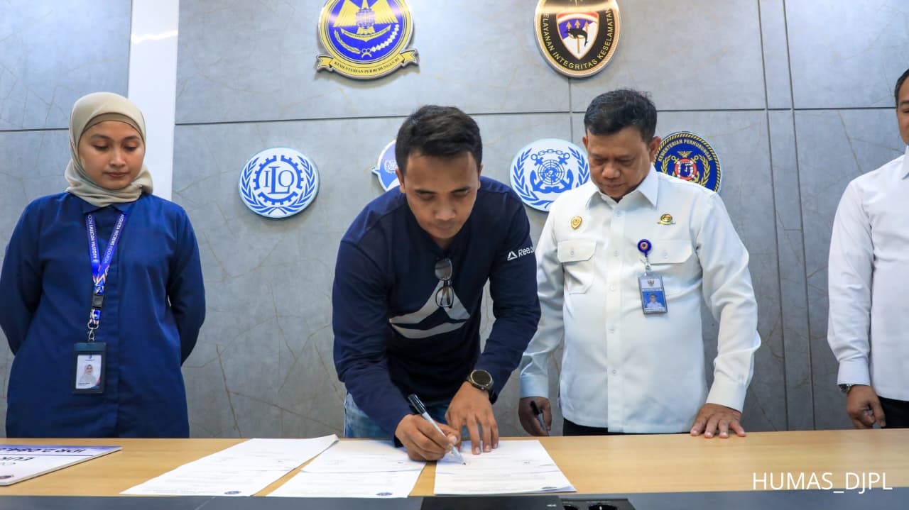 Kemenhub Fasilitasi Penyerahan Asuransi Dua Pelaut Indonesia, Tegaskan Perlindungan Hak Awak Kapal